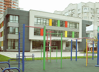 École avec terrain de jeu