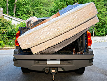 Mobiliers et autres déchets dans la benne d'une camionnette