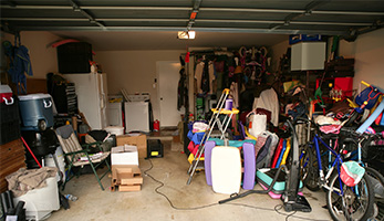 Garage pieno di vecchi rottami ed elettrodomestici